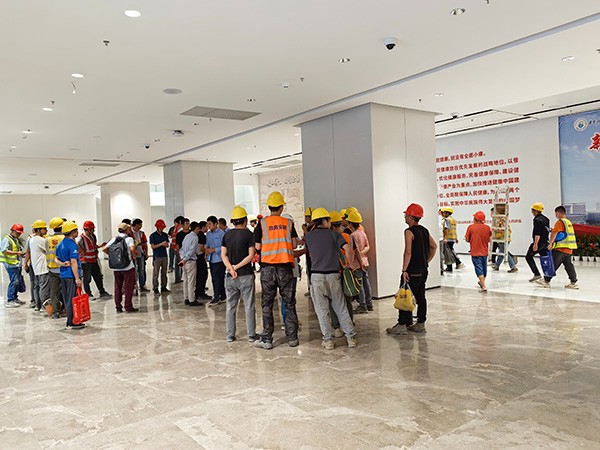 智能疏散指示系統(tǒng)如何與消防員的指揮中心通信？