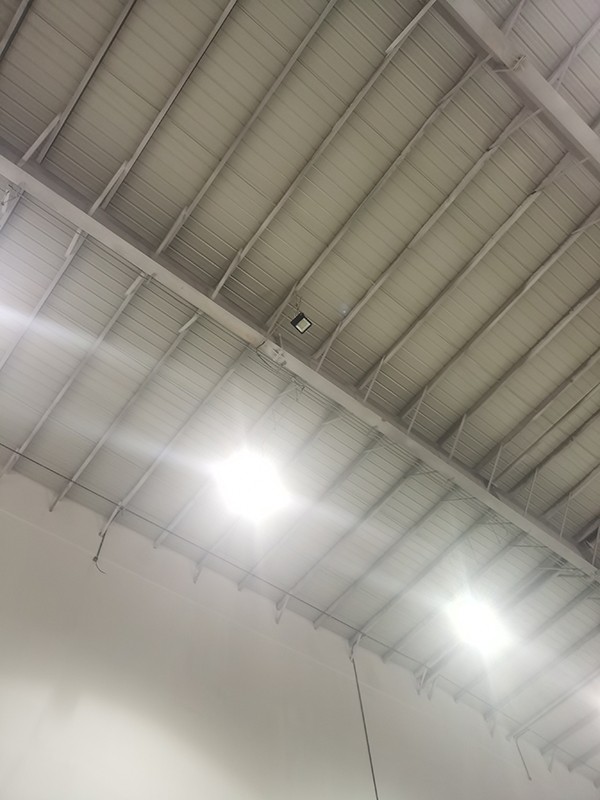 現(xiàn)代建筑中，應(yīng)急照明疏散指示系統(tǒng)的標(biāo)準(zhǔn)配置是什么？