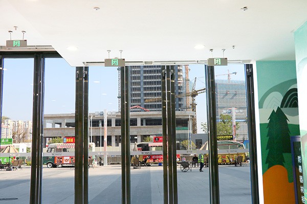 高層建筑應(yīng)急疏散系統(tǒng)面臨哪些特殊挑戰(zhàn)？